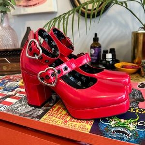 LAMODA size 7 red Mary Jane heels